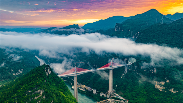 磨寨烏江特大橋是亞洲第一高墩矮塔斜拉橋，位于重慶市彭水縣，跨越烏江后上跨G211國道，全長708米，最大墩高216米，橋塔高44米，索塔頂距離烏江水面約320米，為典型的超高墩、大截面，地處烏江“V”字形深切河谷、地勢陡峭，設計施工難度大。