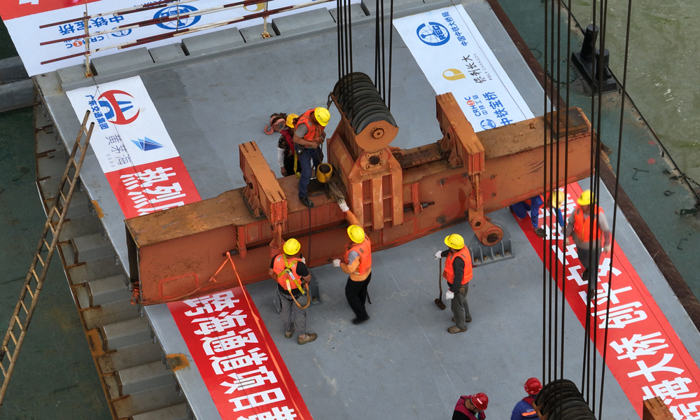 合龍段鋼箱梁總寬50.4米，梁長7.5米，總重160噸，采用兩臺250噸架梁吊機提升架設。大橋合龍選擇在夜間溫度相對恒定的時間進行，當時細雨綿綿，歷經1小時作業，箱梁精準安全提升到位。