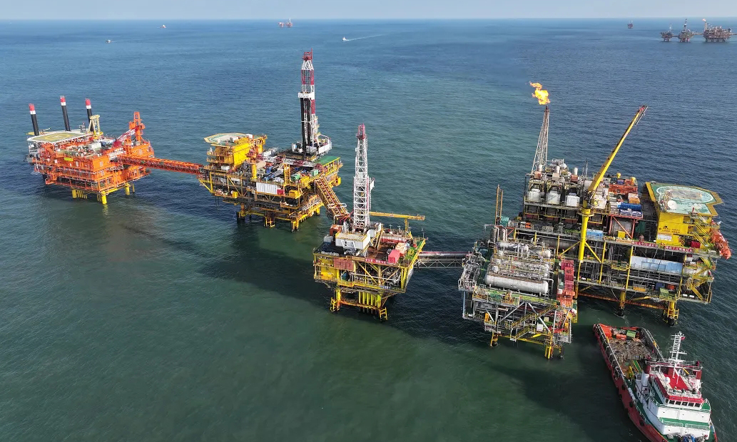 6月23日，從中國海油獲悉，我國海上最大自營油田——綏中36-1油田累計生產原油突破1億噸，成為我國第一個生產原油超億噸的海上油田。據中國海油天津分公司副總經理介紹，1億噸原油相當于2023年我國原油產量的一半，可供千萬級大型城市人口使用約20年，對保障國家能源安全、推動國民經濟發展、滿足人民生活需要具有重要作用。