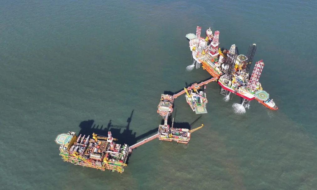 據悉，為進一步挖掘油田潛力，油田人員實施綏中36-1油田二次調整項目，通過新建1座中心處理平臺、2座井口平臺，設計加密部署81口開發井，助力老油田擴能增產。綏中36-1油田二次調整項目是目前我國海上實施的規模最大的二次調整項目，2022年7月開工建設，并于2024年2月順利投產，截至目前已累計貢獻原油產量超20萬噸，預計全年可釋放產能100萬噸，為老油田實現穩產增產積累了寶貴經驗。