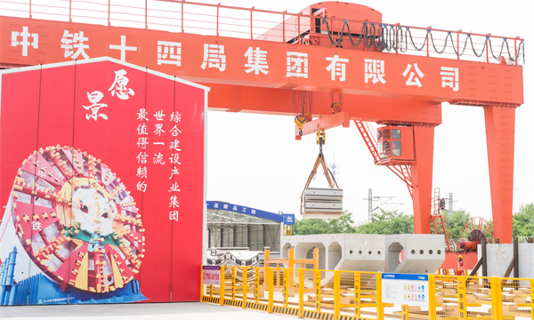 京唐城際鐵路是服務于環渤海及京津冀地區的一條重要城際高速鐵路，線路起自北京城市副中心綜合交通樞紐站，終至河北省唐山市既有唐山站，線路全長約148.7公里，設計最高時速350公里。其中，京唐城際鐵路燕郊至唐山段已于2022年12月30日開通運營；二期工程北京副中心段目前正在加速推進。圖為隧道管片吊運現場。