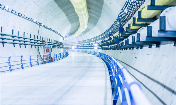 京唐城際鐵路運潮減河隧道長1.3公里，國產超大泥水平衡盾構機“京通號”開挖直徑達13.3米，是目前北京地區直徑最大的高鐵盾構隧道。施工中，“京通號”盾構機穿越高密實的中砂地層，掘進線路北側鄰近既有京哈鐵路線，最近水平距離僅為19米，京哈鐵路線平均每5至15分鐘就有一輛列車經過，施工難度和技術要求極高。圖為成型后的隧道內景。