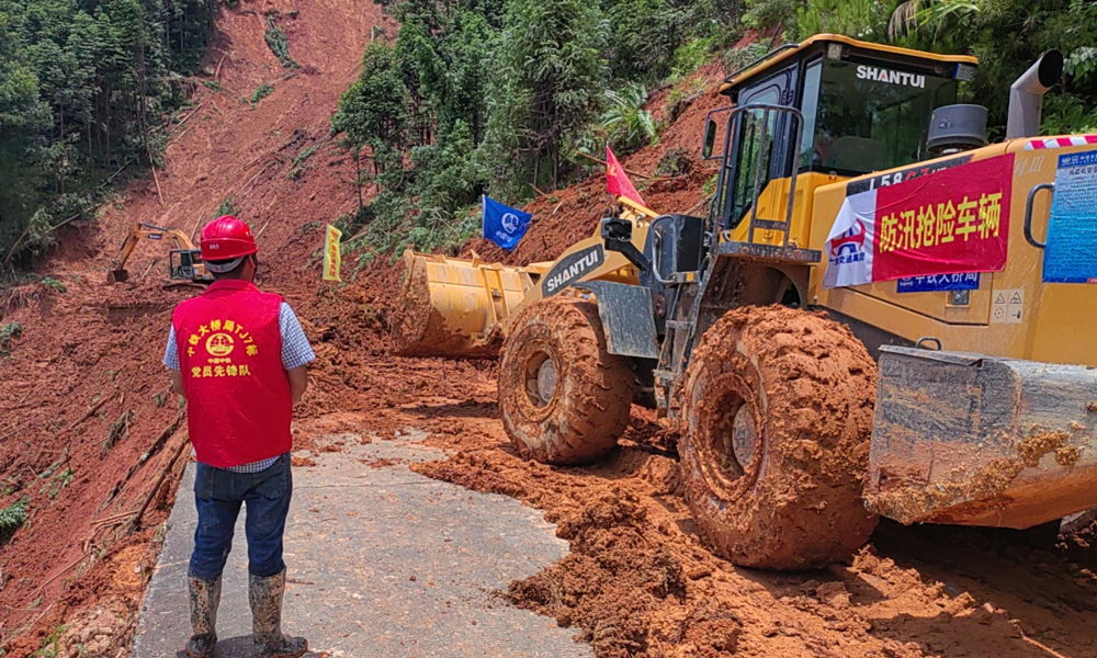 近期，我國多地出現持續強降雨，已致不同程度受災，造成重大損失。面對嚴峻汛情，中國中鐵所屬各單位積極響應號召，迅速行動馳援防汛救災，切實為保障人民群眾生命財產安全做出貢獻。圖為中鐵大橋局搶險人員對梅州邊坡塌方點進行搶通。