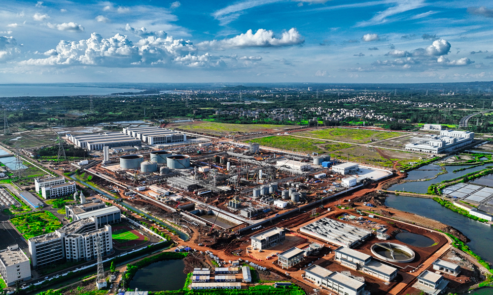 歷經40余年勘探、8年方案設計、1年多工程建設，烏石23-5油田的豐收讓海油人的“烏石夢”一朝成真，為我國能源綠色低碳發展再添堅實助力。圖為烏石23-5油田群終端全景。