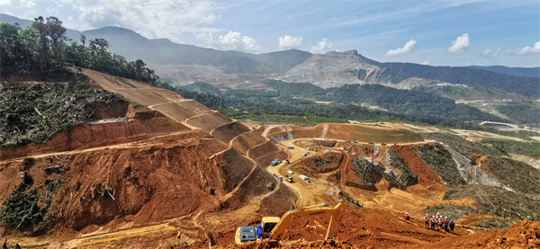 近年來，中國鐵建推進“一帶一路”項目建設，為推動構建人類命運共同體貢獻中企力量。米拉多銅礦是共建“一帶一路”倡議在南美洲的標志性項目，是厄瓜多爾第一座大型固體礦山，也是厄瓜多爾規模最大的露天銅礦，被厄瓜多爾列為國家戰略項目。目前，中鐵十四局礦山項目排土場截排水系統及酸性水庫2#沉淀池工程在加緊建設中。該項目為當地培養了一大批優秀的礦業人才，為400多人提供了工作崗位。