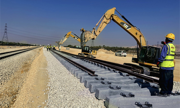 沙特鐵路達曼至利雅得二號貨運線側線延長項目位于沙特首都利雅得與東部港口城市達曼之間，施工跨度500多公里，為新建線路施工。該項目的實施，進一步提升了沙特東部港口城市達曼到首都利雅得的鐵路貨運能力和效率，為當地經濟發展增加了新的動能，為當地培養了挖掘機司機、火車司機、焊軌人員以及人力資源管理綜合管理等各方面專業人才。
