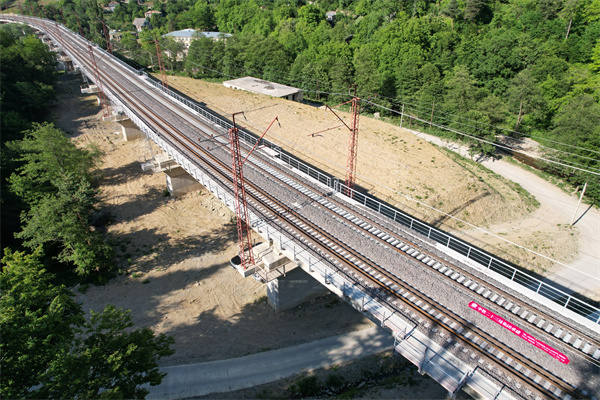 由中鐵二十三局承建的格魯吉亞現代化鐵路工程項目全長40.85公里，全線設置隧道6座，橋梁10座，涵洞54座，挖填方量約400萬方。該項目屬于高加索區域鐵路網的重要組成部分，建成后將大大縮短格魯吉亞首都第比利斯至黑海之濱巴統市的時空距離，進一步提升格魯吉亞鐵路貨運過境量，對格魯吉亞及周邊國家經濟發展產生重要影響。該項目主體工程已完全移交，目前正在加快完成收尾工作，預計今年10月正式通車運營。