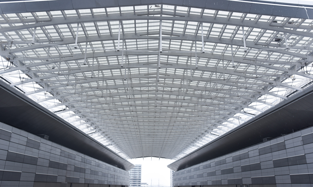 項目光伏屋頂總安裝面積約8000平方米，是目前為止浙江最大的大型公共建筑屋頂上大面積采用BIPV（光伏建筑一體化）玻璃的項目，其中一片屋頂由3300多塊碲化鎘光伏玻璃組成，總面積相當于一個標準足球場大小。這一片“能發電的玻璃”能把光變成電，為屋頂穿上透明發電“外衣”，從而把屋頂變成電站。交付后，這片屋頂每年發電70多萬度，相當于杭州大會展中心地下室和地上辦公的照明用電量，也相當于在建筑物旁多種了3萬多棵樹。