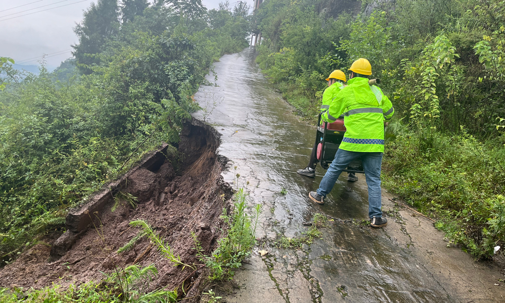 在重慶市開州區，中國移動累計出動60余人次，車輛20車次，油機50余臺，保障通信暢通。