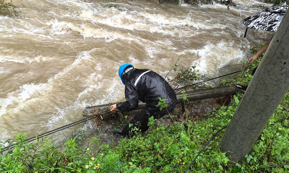 在重慶市云陽縣，中國移動成立25人組成的“戰汛突擊隊”，布放臨時光纜約6公里，全力保障通信網絡穩定運行。