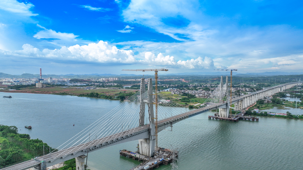 南深高鐵南玉段是廣西首條自主投資建設的時速為350公里的高速鐵路，屬于南寧至深圳鐵路的重要組成部分。項目全長193.31公里，西起南寧東站，東止玉林北站，中鐵二十五局負責施工的軌道工程涉及全部正線、站線鋪軌393.48公里。圖為已完成鋪軌施工的六景郁江特大橋。