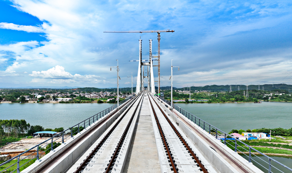 南深高鐵南玉段建成通車后，南寧至玉林的行車時間將由近2小時縮短至50分鐘左右，助力廣西實現“市市通高鐵”目標，對廣西打造粵港澳大灣區重要戰略腹地，進一步推動廣西北部灣經濟區和粵港澳大灣區“兩灣聯動”、實現珠江—西江經濟帶區域協同發展具有重要意義。圖為已完成鋪軌施工的六景郁江特大橋橋面。