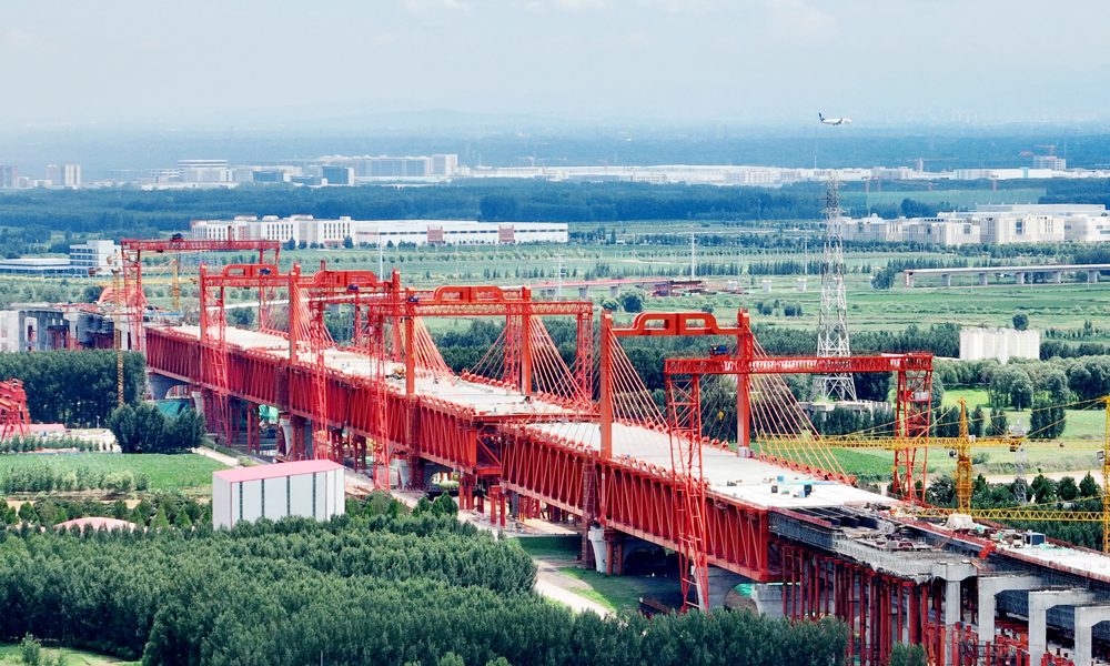 濟陽黃河公鐵兩用特大橋位于濟南市北約30公里處，連接遙墻機場站與濟陽站，全長13.863公里，為濟濱高鐵關鍵控制性工程。該橋是世界上跨度最大的塔梁固結、塔墩分離體系公鐵合建、四塔三主跨非對稱矮塔斜拉橋，主橋長1178米。最大斜拉索力達1400噸，位居世界前列、黃河橋第一。主橋鋼梁設計為上下層橋面同寬度鋼桁梁方案，下層布置有砟軌道雙線鐵路，上層為G308國道6車道一級公路。主梁采用超寬“N”型雙主桁，桁寬34.9米、桁高15米。全橋共98個節間，標準節間長12米。