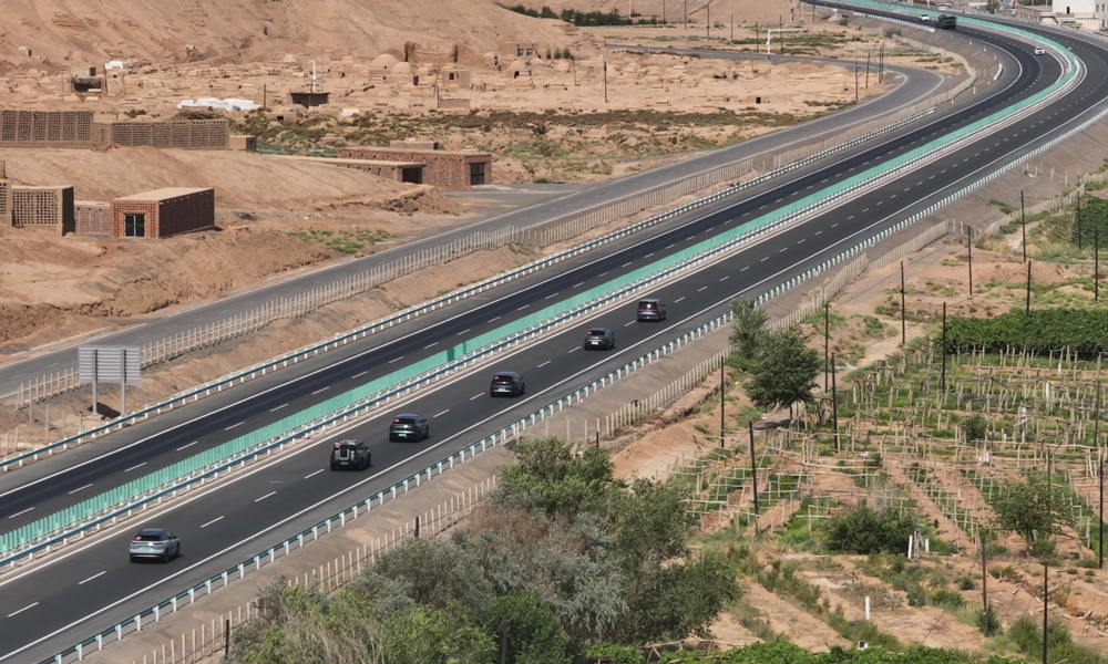 從廣州到吐魯番，從日間平均氣溫30℃到地表溫度超過70℃，從濕度80%跨越到濕度10%-20%……近日，中汽中心抓住高溫高濕窗口期，首次完成覆蓋高溫濕熱和高溫干熱的極端環境汽車綜合測試。圖為高溫續航里程和能耗測試現場。