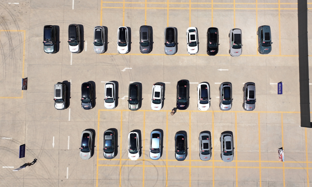 本次極端環境汽車綜合測試圍繞行業最為關心的涵蓋濕滑路面緊急避險、涉水安全等車輛安全維度科目以及高溫緊急制動、高溫能耗等測試科目開展，通過權威可靠的數據賦能汽車極端環境測試評價標準體系完善與應用，為推動汽車行業技術革新貢獻力量。圖為空調降溫測試現場。