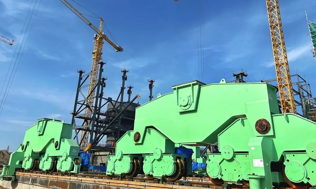 近期，隨著關鍵設備SCP（Stamping-Charging-Pushing，即搗固-裝煤-推焦）機安裝，國家能源集團煤焦化公司西來峰360萬噸/年搗固焦項目建設進入新的階段。郎宇飛 攝