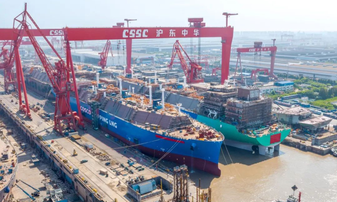 當天，滬東中華長興島西部廠區2號船塢2艘17.4萬立方米LNG船比計劃提前3天順利出塢，另2艘大型LNG船半船完成起浮移位作業，在長興島東部廠區，1艘17.4萬立方米LNG船比計劃提前1天開工。此次2船出塢2船起浮的總塢期比上一批次又有明顯縮短，標志大型LNG船塢內“四船并列半串聯建造新模式”取得顯著成效，公司LNG船產能倍增戰略加速推進實施。