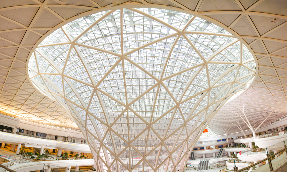 中鐵建工承建的中川國際機場三期擴建項目綜合交通樞紐是全國首個落實空鐵（軌）換乘流程優化的綜合客運樞紐，匯集了公路、鐵路、航空等多種交通方式：地下20米深處連接蘭張三四線鐵路，地下11米深處預留地鐵站廳，地面為建筑面積約20萬平方米的停車樓。