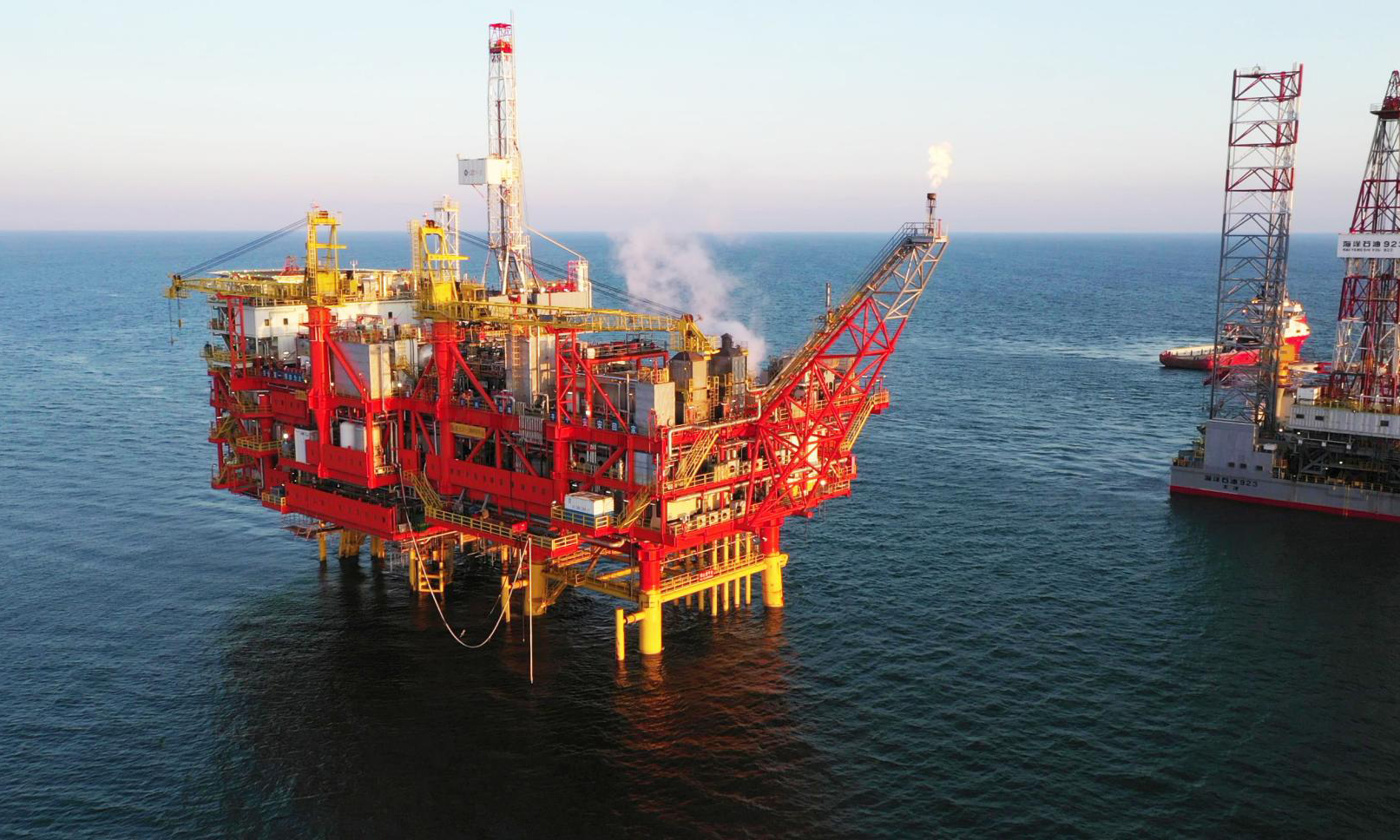 近日，旅大21-2油田累計熱采原油突破80萬噸，創我國海上稠油油田熱采累產原油新紀錄。圖為旅大21-2油田開展稠油熱采注熱作業。