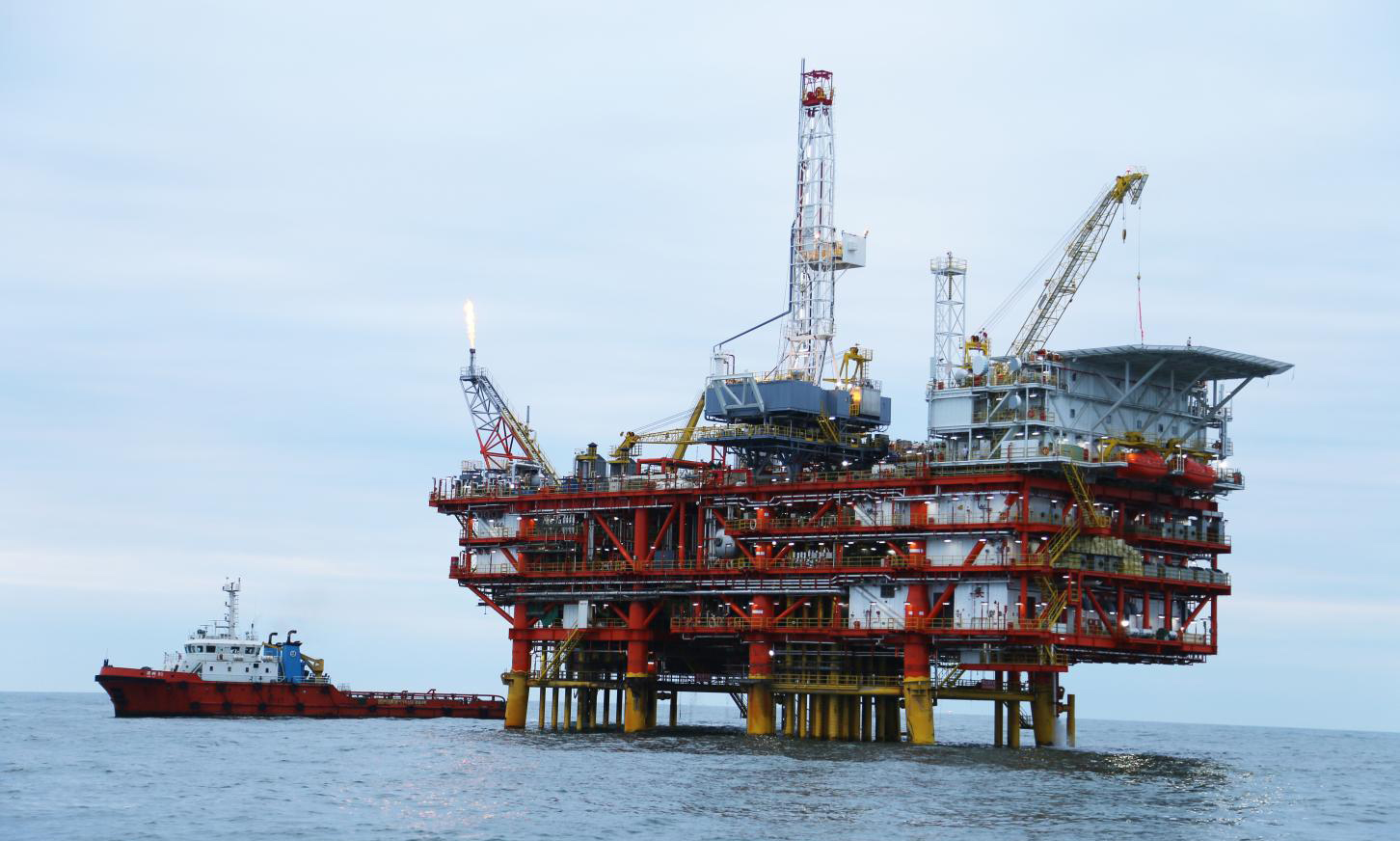 為有效動用稠油儲量，提升油田開發效果，中國海油天津分公司圍繞注好熱、安全注熱、高效注采等關鍵技術點開展攻關。在地面規模注熱方面，創新研制規模化熱采大排量蒸汽鍋爐設備，占地面積較陸地油田同排量設備減少25%的同時注熱性能顯著提升。在井筒安全高效注采方面，攻克了潛油電泵注采一體化的技術難點，實現“注采兩趟”到“注采一體”的技術革新。圖為旅大21-2平臺。