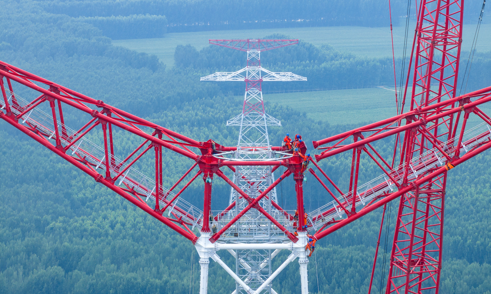 隴東—山東特高壓工程是我國首個“風光火儲一體化”大型綜合能源基地外送項目，工程起點為甘肅慶陽換流站，落點為山東東平換流站，建成后年輸送電量超400億千瓦時。