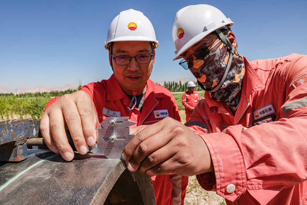 在克英線管道加快建設的同時，塔里木油田正同步推進氣化南疆天然氣管道工程英買力至三岔、輪南至上庫工業園區管道的前期準備工作，推動環塔“氣龍”加快向塔里木盆地東、西兩側延展鋪開，將天然氣管網“越織越密”。