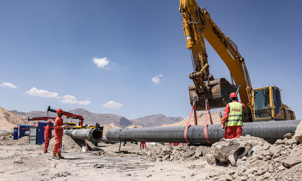 克英線計劃今年10月底建成投產。屆時，克深克拉氣田至英買力地區的第二條天然氣大動脈將全面貫通，串起沿線庫車、新和2地的26個村鎮，為南疆各族百姓提供更加穩定可靠的天然氣資源。