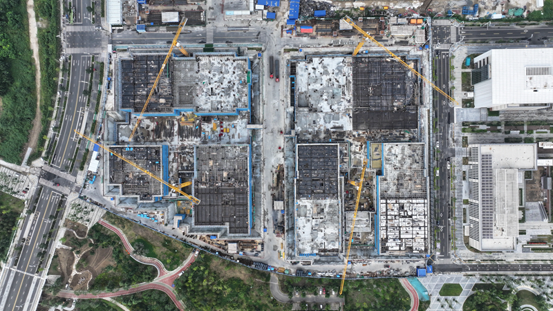 雄安科創中心建成投用后，將成為引導在京科研機構創新平臺有序向雄安新區布局的重要載體。圖為雄安科創中心二期、三期項目建設現場。新華社記者 牟宇 攝