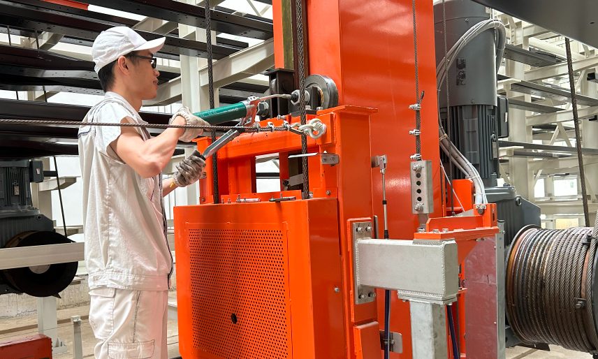 中國一汽解放柳州分公司總裝工作人員進行生產操作。