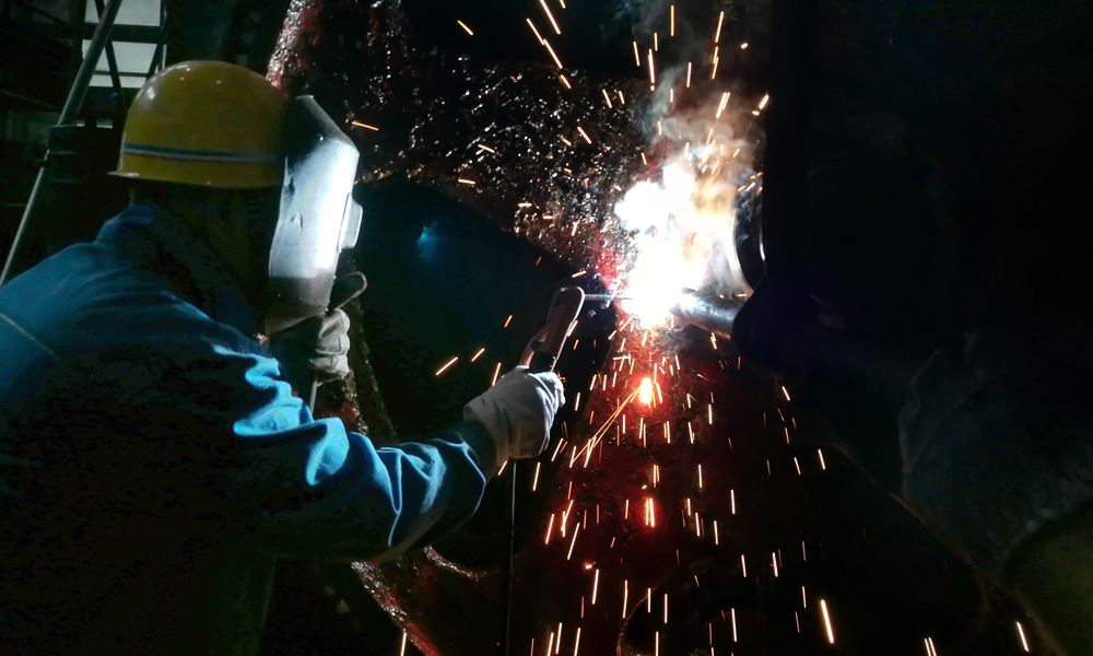 中國一汽鑄造公司工作人員在維修設備。