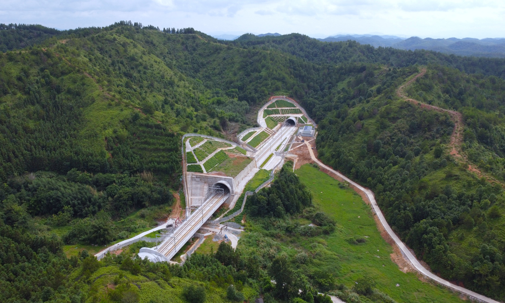 該項目沿線地形地貌、地質條件復雜，全線橋隧比達到83.73%，其中正線橋梁92座，隧道52座，路基15.29公里，重難點控制工程包括下黃田隧道、梅興亭隧道、何公塘隧道、五華特大橋、葉屋特大橋、東江特大橋等。圖為龍龍高鐵梅龍段彭屋隧道。