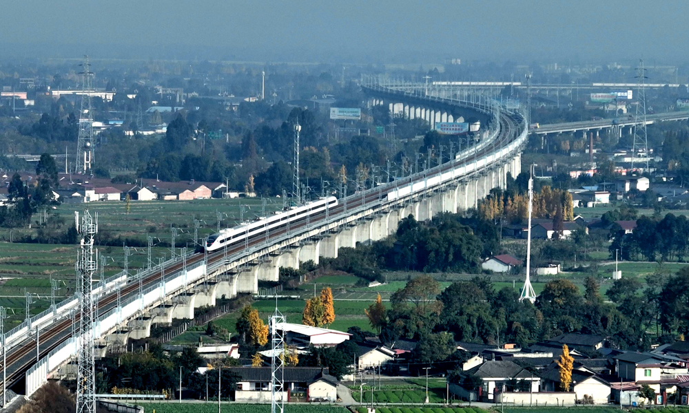 近日，中國中鐵旗下中鐵二院勘察設計，中鐵二局、中鐵八局等參建的四川成都至青海西寧鐵路鎮江關至黃勝關段（以下簡稱川青鐵路鎮黃段）開通。這是繼2023年底青白江東至鎮江關段通車后，川青鐵路建設迎來的又一重要節點，成都東至黃勝關貫通運營，從成都到黃龍九寨乘坐動車最快99分鐘可達。