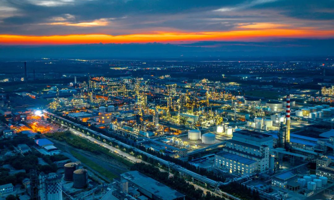 近年來，兵器工業華錦集團積極投身打造綠色低碳石化典范，錨定“雙碳”目標，推動石化產業綠色低碳轉型。圖為華錦集團廠區夜景。