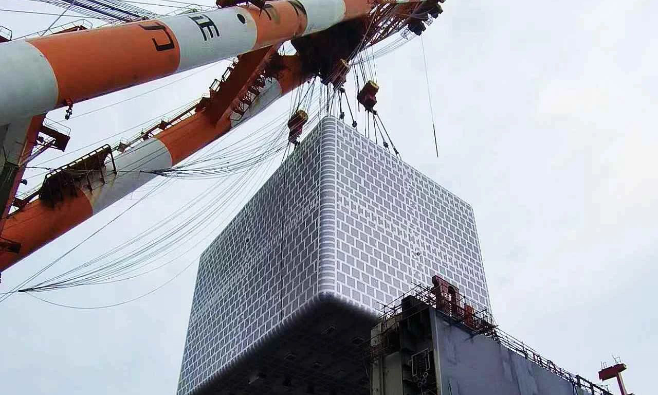 吊裝當日，廣船國際吊裝團隊在凌晨5點便抵達作業現場，在正式起吊前對B型艙進行試吊、試剎車作業，確保無任何異常后再正式起吊。正式起吊及落位過程中作業人員實時監測駁船吃水的變化和移動，避免發生碰撞，為吊裝作業保駕護航，最終順利完成吊裝作業。該B型艙的吊裝所形成的系統性方案以及吊裝、安裝工藝文件，將為后續同類型船舶建造提供寶貴的經驗。