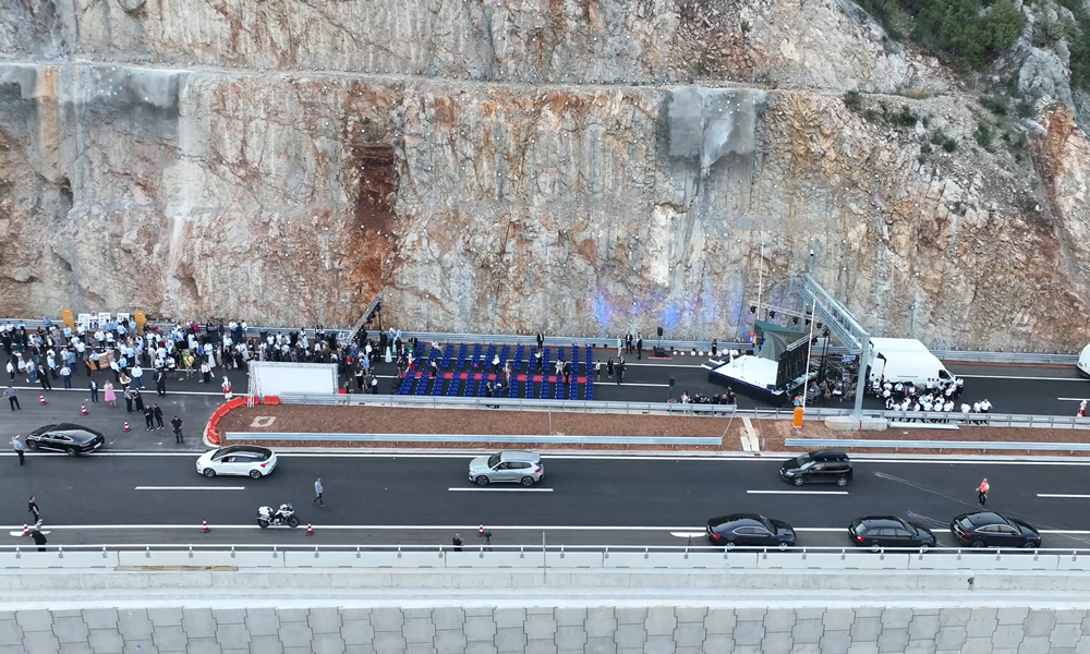 波黑泛歐5C走廊高速公路Lot1項目（波契泰利—茲維羅維契次段）為雙向四車道智能化高等級公路，主線全長10.095公里，直通克羅地亞西南部普洛切港，延伸至匈牙利首都布達佩斯。通車后，將使從查普利納前往波黑首都薩拉熱窩的時間由原來的兩個半小時縮減為一個半小時。圖為竣工儀式現場。