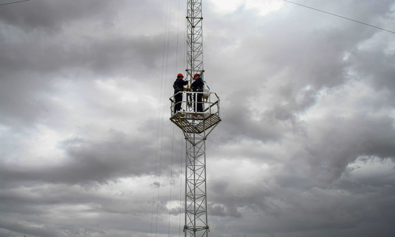 西極，是中國西部最邊緣、日落最晚的地方。在這里可以觸摸時代的脈動，感受激蕩著亙古荒涼的帕米爾高原。而在不遠的55公里外，一個新的“生命”正在悄悄孕育。2022年1月，國家能源集團工作人員在南疆樹立起了第一座測風塔。劉思琛 攝