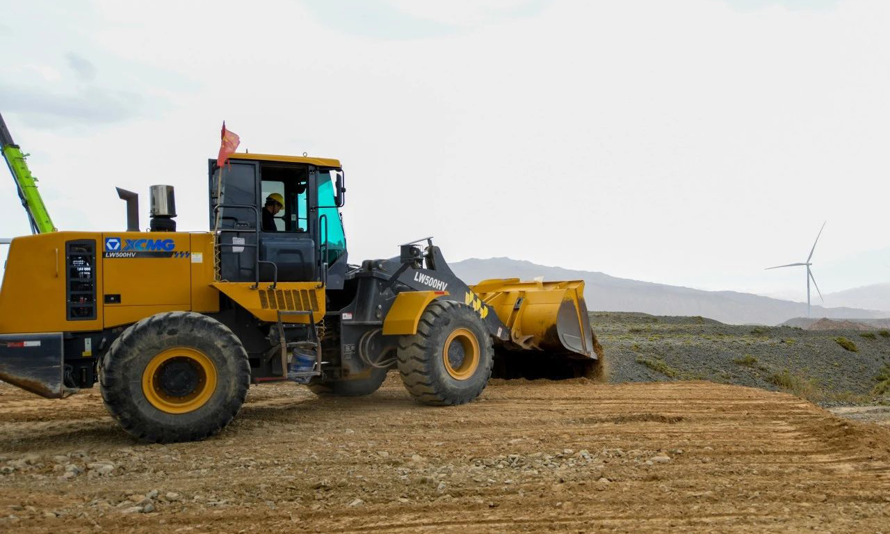 長期以來，南疆地區因昆侖山脈阻擋，風資源弱于北疆。但隨著風電技術革新、智慧布局和數字化管控，高海拔地區也能“吹出”高效益。烏恰風電項目所在區域丘陵起伏，國家能源集團施工人員用推土機進行場地平整，打造穩固基礎，助力后續施工順暢進行。劉振祿 攝