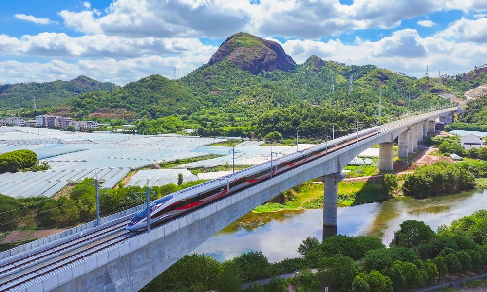 近日，隨著G9505和G9508兩班列車分別從杭州西站和溫州北站駛出，標志著由中國鐵建旗下鐵四院參與設計，中鐵十一局、中鐵十二局、中鐵二十二局、中鐵二十四局、中鐵建設共同參與建設的杭溫高鐵正式開通運營。圖為列車通過杭溫高鐵浦江特大橋。