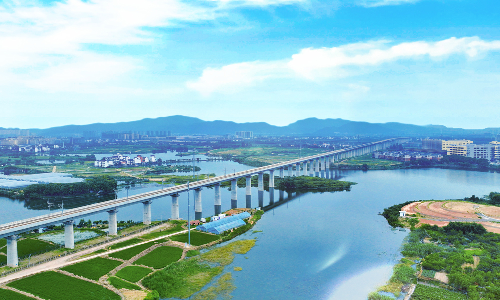 為安全、優質、高效完成鋪軌施工任務，中鐵十一局項目團隊采用目前國內先進的智慧云安全調度管理系統，為施工安全“加碼”，實時遠距離監控鋪軌機、長軌運輸車、焊軌車等設備，實現管理智能可視、安全自動預警。采用WZ500型鋪軌機組和自主設計研發的BLCP500型本鄰兩線鋪軌機組兩種方式進行鋪軌施工，實現“走單線，鋪雙線”，大幅提升鋪軌施工效率。圖為杭溫高鐵義烏特大橋。