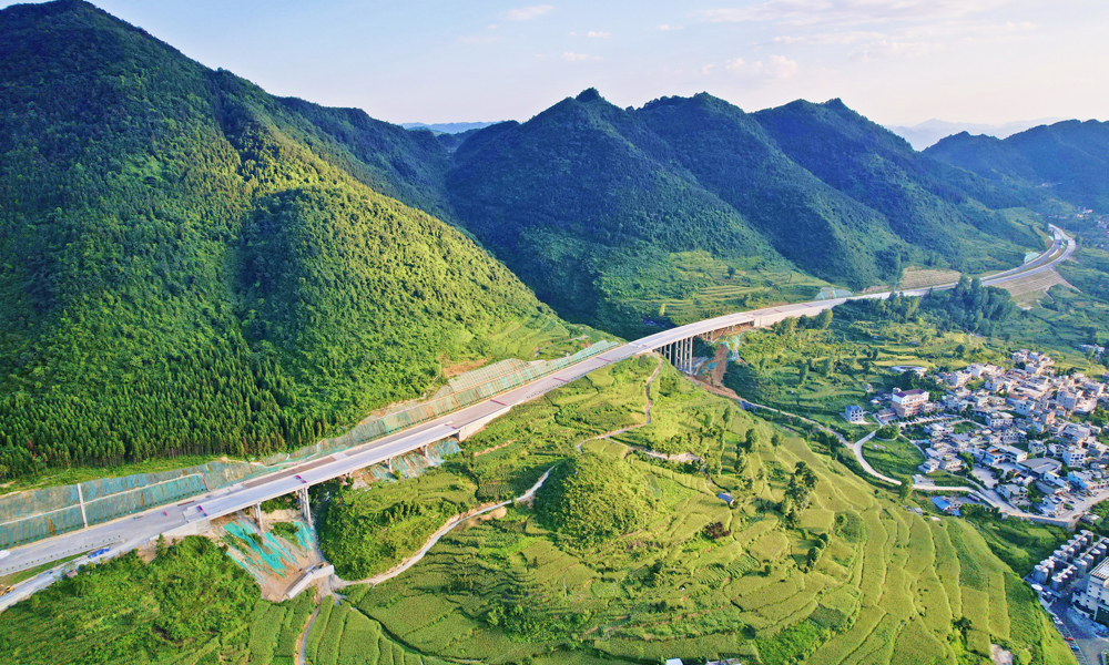 近日，由中國鐵建旗下中鐵十七局參與投資建設的貴州金(沙)仁(懷)桐(梓)高速公路（以下簡稱“金仁桐高速公路”）正式開通運行，構建起黔中經濟區與成渝經濟區的重要通道，為區域經濟社會高質量發展注入新動能。圖為貴州金仁桐高速公路殿子壩大橋。