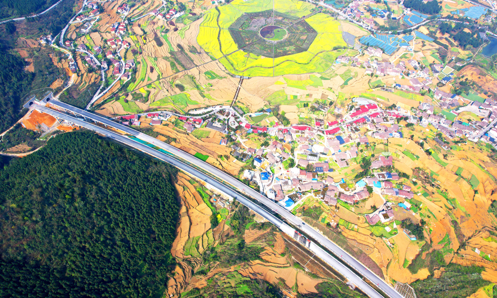 金仁桐高速公路是貴州省加密規劃網中12條強化路網銜接的高速公路之一，起于遵義市播州區和畢節市金沙縣交界處，途經仁懷市，止于桐梓縣婁山關街道杉坪村。線路全長102.39公里，設計時速80公里，采用雙向四車道高速公路標準建設，包含60座橋梁、26座隧道以及12處互通等施工內容。圖為貴州金仁桐高速公路光明隧道出口。