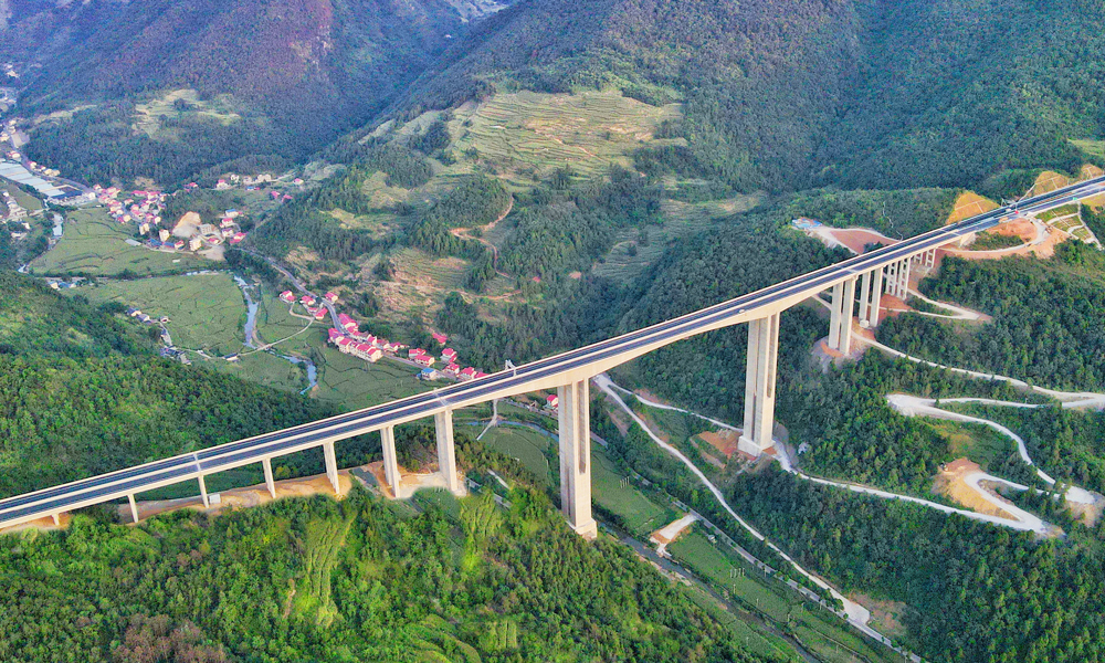 據介紹，金仁桐高速公路沿線峽谷縱橫、崇山峻嶺，需克服貴州喀斯特地貌廣泛分布、高瓦斯路段密集以及斷層較多、突泥涌水等多種不良地質并存等困難。圖為金仁桐高速公路大壩田特大橋。
