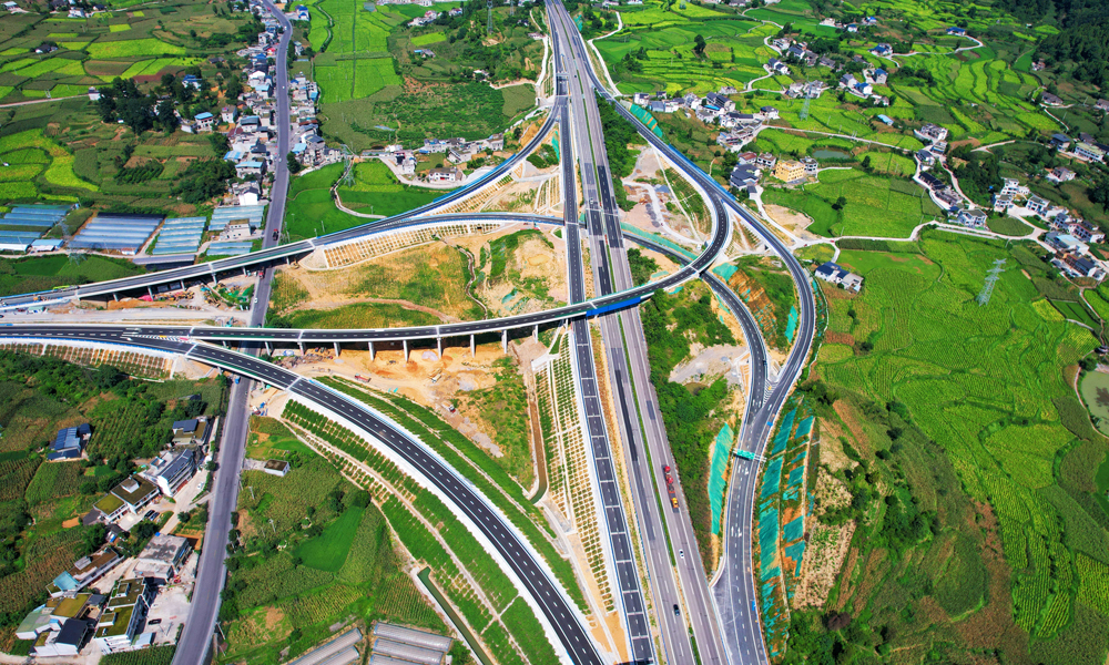 太陽坪隧道是金仁桐高速公路的重點控制性工程，全長7.2公里，最大埋深達531米。中鐵十七局建設團隊提前預埋排水盲管，在二襯施工時增加雙層排水管，并配備低噪音節能變級專用通風機，極大改善洞內施工環境。同時，建設團隊建立國內先進的隧道綜合超前地質預報體系，實現掌子面超前探測、實時預警，引進三臂鑿巖臺車等機械化設備，提高施工標準化、智能化水平，為我國復雜地質條件下隧道建設積累了寶貴經驗。圖為金仁桐高速公路泮水樞紐互通。