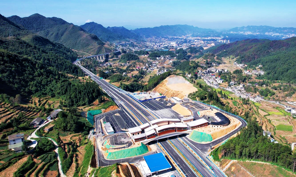 據悉，金仁桐高速公路的實施對發揮貴州作為西南陸路交通樞紐的作用，促進黔中經濟區與成渝經濟區的協調發展，推動沿線產業開發利用、區域旅游業快速發展、振興紅色革命老區發展等具有重要意義。投用后，將極大縮短貴州西部與重慶的時空距離，同時桐梓縣到遵義茅臺機場車程將由2小時縮短至45分鐘，仁懷到桐梓車程縮短近一半，只需不到1小時。圖為金仁桐高速公路壇廠服務區。