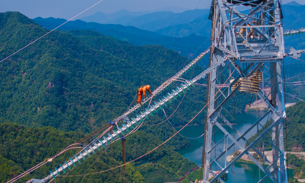 國家電網浙江送變電公司工作人員在國網新源縉云抽水蓄能電站500千伏送出工程麗水段開展高空走線驗收工作。