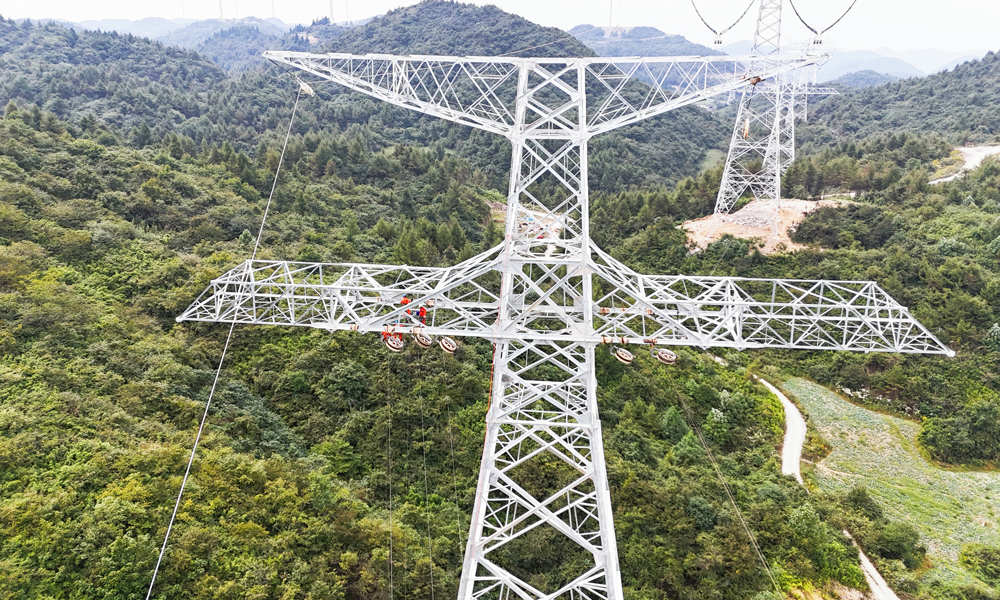 國家電網湖北送變電公司施工人員在±800千伏金上—湖北特高壓直流輸電線路工程鄂2標段施工現場展放導引繩。