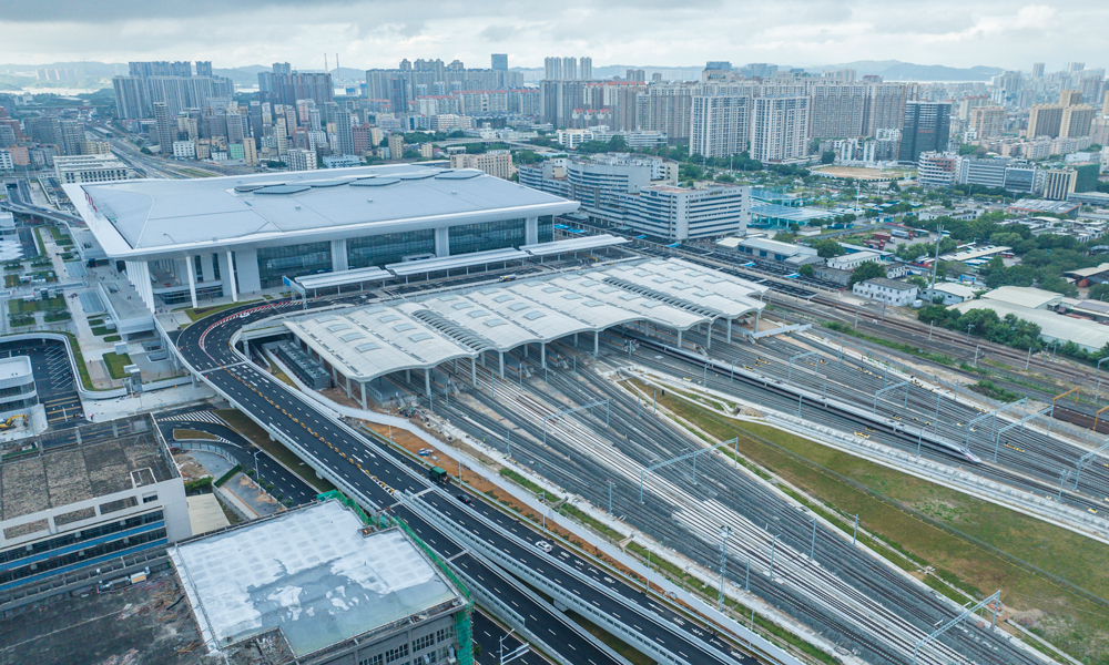 新建汕頭站是國家“八縱八橫”沿海高鐵的重要節點，北接漳汕高鐵，南連汕汕高鐵、廣澳港鐵路，西聯既有梅汕鐵路、粵東城際。站房分兩期建設，站房規模10萬平米，站場規模11臺24線，集高鐵、普鐵、城際、市內公共交通于一體，全面建成后將保障粵東人民舒適便捷出行，增強汕頭省域副中心城市的虹吸力和輻射力。圖為首趟高鐵G6358次列車從新建汕頭站駛出。
