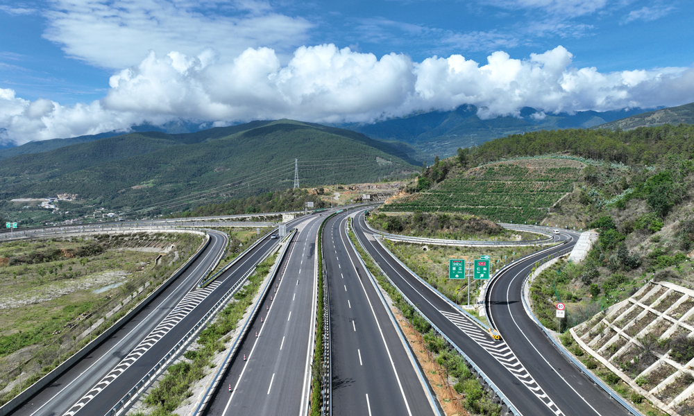 9月28日，隨著第一輛汽車疾馳而過“東馬場1號隧道”，標志著華（坪）麗（江）高速公路實現全線通車運營。該線路由中國建筑投資、建設、運營，全線設置互通式立交13處，服務區3處，停車區3處，采用雙向四車道高速公路標準建設，設計時速80公里。