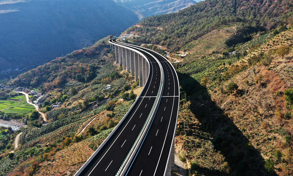 除了隧道超前地質預報技術等一系列新工藝、新技術、新設備在施工中得以轉化運用，參建單位還克服了突泥涌水、塌方、硬巖巖爆鋼拱架嚴重扭曲變形呈“Z”或“S”狀等系列問題和困難，制定了一整套速調施工、后期管養及地質災害預防、應急處置技術方案，對相關施工工藝參數及方法進行系統總結，為我國特長富水巖溶隧道建設、活躍地震帶長隧道建設積累了寶貴的技術經驗。