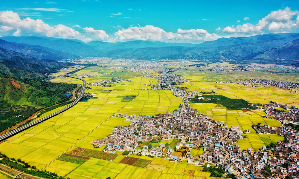 作為國家共建“一帶一路”重點建設項目，華麗高速是國家高速公路網G4216成都至麗江高速公路中的一段，沿線途經納西族、彝族、傈僳族、水田族等多個少數民族居住地。華麗高速全線通車后，云南麗江至四川攀枝花的行車時間從原來的6個多小時縮短至2個多小時，成為麗江南連大理通東盟、北接迪慶進藏區、東經華坪入川渝、西過保山至南亞的重要大動脈。